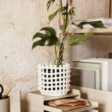 ferm LIVING ファームリビング セラミック バスケット スモール 直径16cm 北欧雑貨 インテリア カゴ おしゃれ 小物入れ デンマーク 収納 陶器 ポットカバー 鉢カバー インテリア雑貨 北欧雑貨 キッチン 玄関 リビング
