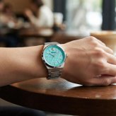 ヴェルサーチェ 腕時計 メンズ レディース ターコイズブルー アイスブルー シルバー 38mm VERSACE V-ORIAL ヴイ オーリア スイス製 ブランド腕時計 おしゃれ プレゼント ギフト 卒業 入学 お祝い