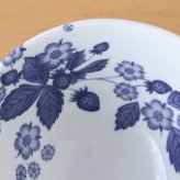 ウェッジウッド ストロベリー ブルーム インディゴ 夫婦茶碗 1053155 wedgwood  茶碗  ペア セット おしゃれ ブランド 高級 お茶碗 かわいい 白 陶器 結婚祝い 内祝い 新築祝 誕生日 プレゼント ギフト 電子レンジ 食洗機対応 引き出物 【正規品】