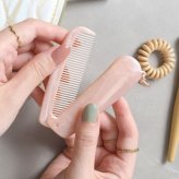 新作入荷 ヘアコーム ヘアブラシ ブラシ 折りたたみ コーム 櫛 クシ 静電気除去グッズ 静電気 帯電 静電気グッズ 髪 髪型 広がり 折りたためる コンパクト 薄い 美髪コーム メンズ レディース 美容 ヘアケア さらさら マッサージ 男性 女性 贈り物 お配りギフト