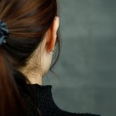 【ジュエリーの町 山梨甲府製】プラチナ フープピアス 細い 小さい PT900 幅1mm×直径13mm アレルギー対応  日本製 品質保証書 おすすめ 片耳 1個 かわいい