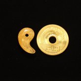 天然石 勾玉ゴールドルチル 約1.7g 黄金色に輝く 仕事運 成功 お守り GHM49 スエードコードor交換用ゴム付＆巾着付 財運 石 京海堂
