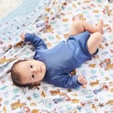 ブランケット 出産祝い aden+anais エイデンアンドアネイ ディズニー トイストーリー コットンモスリン ダブルガーゼ4層 大判 約120cm ガーゼケット おくるみ 新生児 退院 おむつ替えマット プレイマット 専用ボックス入り 内祝い 男の子 女の子 ギフト プレゼント
