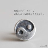 シルバー925 太極図ピアス 陰陽モチーフ スタッドピアス メンズ レディース ユニセックス アクセサリー 中華風 オリエンタル 個性的 小ぶり 円形 丸型 耳飾り カジュアル モード シンプル ワンポイント 普段使い 片耳用 1点