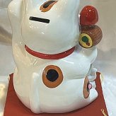 【招き猫がパワーアップ！】ゴージャス デコレーション 招福招き猫：Lサイズ（貯金箱）【贈り物に】猫 ねこ cat キャット デコレーション 置物 風水 鯛 俵 まねきねこ ラインストーン キラキラ 商売繁盛 開店祝い 合格祈願 御祝 内祝 縁起物 誕生日 記念日 母の日 お祝い 贈り物 プレゼント ギフト 可愛い かわいい