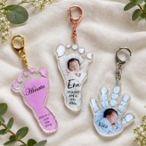 実物大【２点目~ 500円OFF】赤ちゃんの手形・足形キーホルダーフォトプリント　　名入れ 内祝い 出産記念 写真 敬老の日 父の日 母の日 誕生日 ギフト プレゼント 男の子 女の子 御祝 記念 送料無料 オーダーメイド 生年月日 可愛い