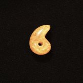 天然石 勾玉ゴールドルチル 約0.6g 丸みのあるふっくらしたフォルム 仕事運 成功 お守り GHM53 交換用ゴム＆巾着付 財運 石 京海堂