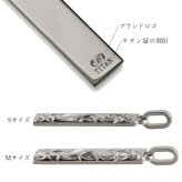 金属アレルギー対応 ペアネックレス ハワイアンジュエリー 刻印無料 誕生石入れ 純チタン バレルプレート S＆Mサイズ チェーン付 ステンレスより軽く肌に優しい メンズ レディース プレゼント ハロウィン 【品番：CG-TIP410-TIP411P】