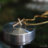 ステンレス クロスネックレス 細め 18KGP レディース ゴールドカラー ストーン 十字架 ペンダント 華奢 上品 きれいめ おしゃれ 大人 女性 アクセサリー 首飾り デイリー 重ね付け シンプル 繊細 小ぶり 普段使い 胸元
