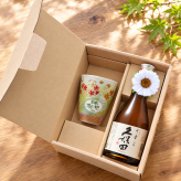 退職 異動 名入れ ギフト SXX 酒セット 日本酒 久保田 吟醸 千寿 300ml & 有田焼 桜もみじプレミアムフリーカップ コサージュ付 ギフトBOX入り / プレゼント ギフト 退職 記念 誕生日 還暦 傘寿 米寿 緑寿 長寿 祝い