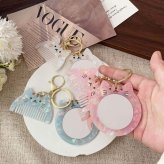 猫のミラー＆ヘアコームセット キーホルダー ミラー 鏡 コーム ねこ キャット 携帯 ネコ ヘアブラシ 猫型 猫モチーフ ブラシ かわいい おしゃれ 櫛 クシ 髪 コンパクト 薄い 美髪コーム レディース ヘアケア さらさら マッサージ 女性