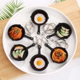 ミニチュア フライパン キーホルダー 3個セット 食品サンプル風 パスタ 餃子 目玉焼き バッグチャーム リアル かわいい おもしろ 雑貨 鍵飾り レディース プチギフト プレゼント