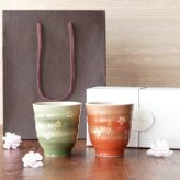 【 送料無料 】【 名入れ はんなり 湯呑み 夫婦 ペア 】 ペアギフト 美濃焼 夫婦湯呑み 結婚記念日 両親 おしゃれ 名前入り 還暦 古希 喜寿 傘寿 米寿 祝い お揃い 父 母 祖父母 結婚式 記念日 金婚式 陶器婚式 敬老の日