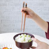 箸 お箸 はし おしゃれ かわいい 23cm カトラリー お弁当 大人 来客用 持ちやすい 木製 細い 先子供 すべらない 天然木製 プチギフト 粗品 プレゼント 引き出物 まとめ買い 細身六角箸 漆塗り おはし 和風 赤 黒 手彫り