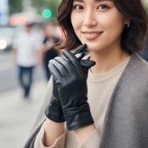 【定番】本革 ラムレザーリボン手袋 レディース ラム革 革 シープスキン リアルレザー グローブ 裏ボア 裏起毛 防寒 暖かい 温かい あったか もこもこ 柔らかい 軽量 スリム スマート 綺麗め 上品 高見え 高級感 無地 黒 ブラック M L 通勤 通学 ビジネス フォーマル 冠婚葬祭 法事 卒業式 入学式 卒園式 入園式 発表会 冷え性対策 リボンモチーフ