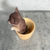 犬の置物 ペン立て woobia ウービア チワワ リアル動物オーナメント 高さ12cm 木目調バケツ ペンスタンド 鉛筆立て イギリス職人手彩色 デスク 書斎 オフィス 在宅ワーク 犬好き 誕生日 退職祝い 就職祝い 記念日 ギフト プレゼント おしゃれ