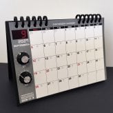 【2027カレンダー】シンセカレンダー SKM-12  シンセ卓上・ツマミマグネット付き