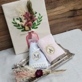 タオルハンカチ アルファベットタオル ハンカチ イニシャル 刺繍 おしゃれ かわいい レディース ハンドタオル ミニギフト リボン ワンポイント 高級感 個別包装 ふわふわ フリル 大人女子 人気 推し ウェディング プレゼント ギフト 綿100％