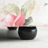 子 スツール かわいい おしゃれ ローズ柄 収納スツール スクエア ローズ 座れる 耐荷重80kg 折りたたみ コンパクト 薔薇柄 猫柄 椅子 チェア オットマン 足置き 座面は硬すぎず 柔らかすぎず オーソドックスな 座り心地に仕上げました 天然木