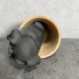 犬の置物 ペン立て woobia ウービア シュナウザー リアル動物オーナメント 高さ12cm 木目調バケツ ペンスタンド 鉛筆立て イギリス職人手彩色 デスク 書斎 オフィス 在宅ワーク 犬好き 誕生日 退職祝い 就職祝い 記念日 ギフト プレゼント おしゃれ