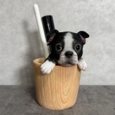 犬の置物 ペン立て woobia ウービア ボストンテリア リアル動物オーナメント 高さ12cm 木目調バケツ ペンスタンド 鉛筆立て イギリス職人手彩色 デスク 書斎 オフィス 在宅ワーク 犬好き 誕生日 退職祝い 就職祝い 記念日 ギフト プレゼント おしゃれ