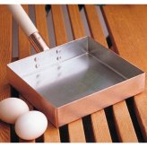 玉子焼き器 日本製 15cm 銅製玉子焼き器 たまご焼きフライパン 本職用 熱伝導が良い 焼きムラができにくい ふっくら仕上がる 天然木ハンドル 艶消し仕上げ 燕三条 メイドインツバメ IH非対応 プロ仕様 キッチングッズ 調理器具 料理好き 新生活 おしゃれ
