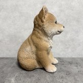犬の置物 woobia ウービア お座り柴犬 中 笑顔 リアル動物オーナメント 高さ20cm イギリス職人手彩色 縁起物 戌年 守護犬 玄関 リビング 店舗 インテリア 犬好き 新築祝い 開店祝い 出産祝い お祝い ギフト プレゼント かわいい