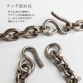純チタン製 軽い アズキチェーンネックレス こだわりのフック 鱗柄 メンズネックレス 幅7mm シルバー 丁度いい太さ つけっぱなし かっこいい 太幅 模様 高級感 4面カット 男性 金属アレルギー対応