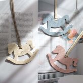 【レザーチャーム】父の日 母の日 誕生日 名入れ ギフト プレゼント クリスマス 日本製 ホワイトデー バレンタイン 結婚記念日 記念日 結婚祝い 就職祝い 入学祝い 卒業祝い 退職祝い 還暦祝い 出産祝い お返し お礼 お祝い 御祝い 新生活 成人祝い 昇進祝い 送別会 贈り物 女性 男性 彼女 妻 送料無料 友達 20代 30代 40代 50代 彼氏 人気 おしゃれ 本革 ポーチ