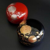 【越前 華唐草ボンボニエール（黒/朱）】小箱 小物入れ お菓子入れ キャンディーボックス【ラッピング・熨斗対応可】【海外への日本土産に】誕生日 両親 父 母 夫婦 祖父母 結婚記念日 父の日 母の日 敬老の日 ペア 友達 カップル パートナー お揃い 家族 おしゃれ 結婚祝い 新築祝い  和モダン 国内生産 内祝い 上品 優美 上司 先輩 後輩 新生活　工芸品　漆　漆塗り　越前塗　蒔絵