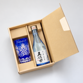退職 異動 名入れ ギフト SXX 酒セット 日本酒 久保田 千寿 純米吟醸 300ml & 瑠璃切子グラス コサージュ付 ギフトBOX入り / プレゼント ギフト 退職 記念 誕生日 長寿 祝い ブルー SALE価格 数量限定