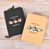 マルチケース スヌーピー SNOOPY 母子手帳ケース A6 お薬手帳 通院 ポーチ 通帳ケース パスポートケース キャラクター ファスナー 通帳 手帳 軽量 小さめ コンパクト 手帳カバー カード 診察券 ノート メモ 収納 ペンホルダー おしゃれ かわいい 通学 通勤 ブラック ベージュ