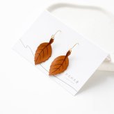 栃木レザー ピアス 【 風に舞う落ち葉 】 本革 フックピアス サージカルステンレス