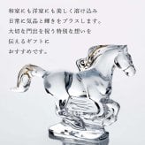 Baccarat バカラ 干支 馬 ゴールド・当店オリジナル クリスタルガラス台座 20×20cm セット 名入れ彫刻代込み 名入れ 名前入り 彫刻 刻印 ギフト 記念品 誕生日 受賞 祝い 法人 開店 周年 高級 ブランド 置物 オーナメント 2026 午 クリスタル