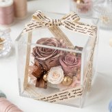 桜色の春モデル大好評 クリアケース入り プリザーブドフラワー アクリルキューブ シュシュ カーネーション 入り ギフト 誕生日 退職祝い 結婚祝い 結婚記念日 プリザーブド フラワー 記念日 プレゼント 贈り物 お祝い ブリザードフラワー ブリザーブドフラワー バラ 花 おしゃれ 女性 還暦祝い 還暦 喜寿 古希 米寿 60代 カーネーション お彼岸 敬老の日
