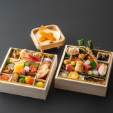 2027新春おせち料理　2人前二段重　自家製抹茶チーズケーキ付き【12/25(金）締切・12/31（木）お届け】