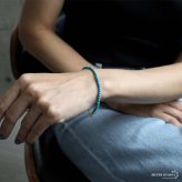 ターコイズブレスレット 細身 ビーズ レディース アクセサリー 腕輪 小粒 丸玉 ブルー 青 水色 華奢 シンプル 上品 きれいめ カジュアル 大人 女性 おしゃれ 手元コーデ デイリー 普段使い 重ね付け 夏 海 リゾート 人気