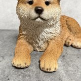 犬の置物 寝そべる秋田犬 横幅31cm woobia ウービア 大きい かわいい おしゃれ ガーデン インテリア オブジェ 可愛い プレゼント 北欧 玄関 雑貨 動物 モダン 面白い 庭 ギフト 屋外 家 リアル 玄関先 ガーデンオーナメント
