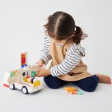 誕生日プレゼント Hola Toys オラトイズ 音がいっぱい 自分で走る きゅうきゅうしゃ 救急車 おもちゃ はたらく車 働く車 乗り物 サイレン 音が鳴る 音楽 ごっこ遊び お医者さんごっこ 人形付き ストレッチャー 体温計 注射器 知育玩具 男の子 女の子 お祝い ギフト