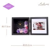 プリザーブドフラワー フォトフレーム 時計 写真立て 花 ギフト プレゼント 母の日 敬老の日 還暦祝い 古希 喜寿 退職祝い 送別会 結婚祝い 出産祝い 新築祝い 誕生日 両親 妻 女性 母親 祖母 遺影 ペット メモリアル 木製 L版 L判 選べる8色 バラ ひまわり アレンジメント 記念品 贈り物 贈答 インテリア 御祝 サプライズ ウェディング 記念日 Lulu＊s ルルズ