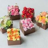 <季節のお花おまかせ>フラワーギフトボックスアレンジメント　リボン付き　 そのまま飾れる 生花 花市場から直送  父の日 お祝い お誕生日 結婚祝い フラワーボックス バラ カーネーション かわいい おしゃれ 女性 ギフト プレゼント 即日発送 手提げ付き  メッセージカード無料