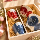 敬老の日 名入れ ペアギフト SXX 波佐見焼 食器セット 円 MADOKA 夫婦茶碗 & 夫婦湯呑 & おまかせ箸 赤 青 6点 木箱入り / プレゼント ギフト 両親 夫婦 結婚 金婚式 銀婚式 退職 記念 誕生日 長寿 祝い