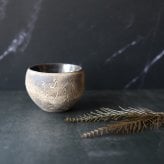 【熱燗好きのための酒器　『枯色線紋　ぐい呑』　中島智靖】一点物 ぐい呑み　お猪口　和食器 酒器 熱燗 ぬる燗 上燗  ぐいのみ お猪口 おちょこ 盃 ギフト食器 食器ギフト 食器 贈り物 お祝い 結婚祝い 新築祝い 箱入り