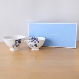 ウェッジウッド ストロベリー ブルーム インディゴ 夫婦茶碗 1053155 wedgwood  茶碗  ペア セット おしゃれ ブランド 高級 お茶碗 かわいい 白 陶器 結婚祝い 内祝い 新築祝 誕生日 プレゼント ギフト 電子レンジ 食洗機対応 引き出物 【正規品】