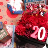 20周年 お祝い 20歳 誕生日プレゼント ミッキー ミニー 花束風ボックスギフト ご希望数字入りプレゼント 箱を開けてサプライズ 赤バラ プリザーブドフラワー入り