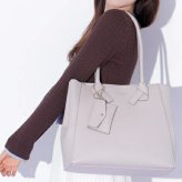 【無料ラッピング】 ジル バイ ジルスチュアート JILL by JILLSTUART トートバッグ A4 対応 チャーム付き 2wayトートバッグ ポーチ つき  レディース ブランド 正規品 新品 ギフト プレゼント 人気 おすすめ 誕生日 記念日 クリスマス 送料無料 jbj522518