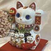 【招き猫がパワーアップ！】ゴージャス デコレーション 招福招き猫：Lサイズ（貯金箱）【贈り物に】猫 ねこ cat キャット デコレーション 置物 風水 鯛 俵 まねきねこ ラインストーン キラキラ 商売繁盛 開店祝い 合格祈願 御祝 内祝 縁起物 誕生日 記念日 母の日 お祝い 贈り物 プレゼント ギフト 可愛い かわいい
