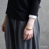 ステンレス ラインバングル 3重 交差 メタルバングル こなれ感 太め ゴールド シルバー 腕輪 透かし 可愛い 大人 定番 人気 ラグジュアリー 重ね付け カジュアル つけっぱなし プチプラ レディース 女性 金属アレルギー対応 ブレスレット