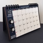 【2027カレンダー】シンセカレンダー SKM-12  シンセ卓上・ツマミマグネット付き