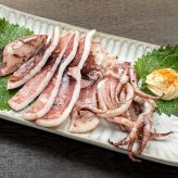 【送料無料・お手軽ギフト】訳あり 国産 スルメイカ一夜干し 800g (4〜7枚入) 小さめ サイズ不揃い 破れ スミや腑によるシミあり（烏賊 お年賀 敬老の日 お中元 お歳暮 プレゼント グルメ 贈り物 母の日 父の日 御祝 内祝い 景品 コンペ ご褒美 誕生日 お祝い 出産祝い 結婚 男 女 友達 新築 引越 送別会 定年 退職祝い 還暦 喜寿 海鮮 おつまみ コスパ）[[訳ありいか一夜干し]